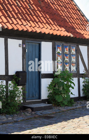Malerische alte Fachwerkhaus einstöckige Wohnhaus vordere Tür und Fenster. Ebeltoft, Jütland, Dänemark, Scandinavia Stockfoto