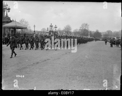 Die neuseeländischen Divisionstruppen werden im Mai 1919 bei einer Siegesparade in London beobachtet. Dieser Moment würdigt ihren Beitrag während des Ersten Weltkriegs und zeigt ihre Tapferkeit und die patriotische Atmosphäre der damaligen Zeit. Stockfoto