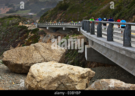 Läufer auf dem Highway 1 zu beteiligen, in 2014 Big Sur Marathon - BIG SUR, Kalifornien Stockfoto