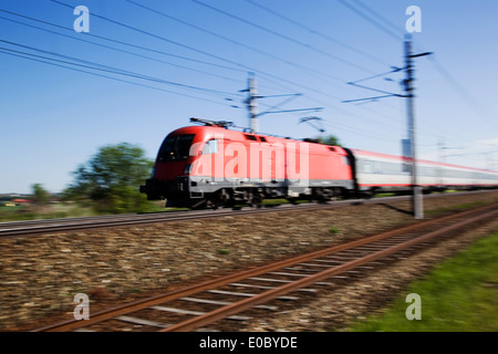 Ein Zug für Menschen geht auf Eisenbahnschienen, Ein Zug Fuer Personen Faehrt Auf Eisenbahnschienen Stockfoto