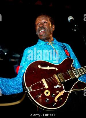 8. Mai 2014 - wurde US-Rock'n'Roll-Musik-Legende CHUCK BERRY als ein 2014 Polar Music Prize Laureate ernannt. König von Schweden hält Preisverleihung in Stockholm am 26. August. Die Millionen Kronen Preis (£82.000) wurde vor 25 Jahren von S. Anderson, der Verleger, Texter und Manager von Abba gegründet. Die ersten Polar Music Prize Laureate war P. McCartney. Bild - 1. Januar 2002 - New York, New York, USA - Chuck Berry Leben im BB Kings Restaurant. (Kredit-Bild: © Globe Photos/ZUMAPRESS.com) Stockfoto