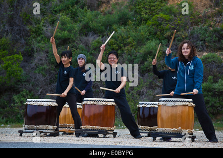 TAIKO-TROMMLER aus Watsonville unterhalten die Teilnehmer des 2014 Big Sur Marathon - BIG SUR, Kalifornien Stockfoto