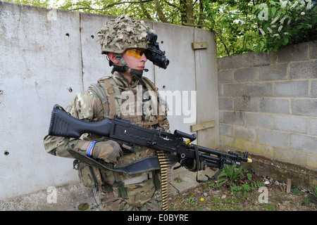 Fast jeder Soldat ist jetzt mit Nachtsicht-Kit ausgestattet. Hier haben wir die Kopf montiert monokulare Nachtsichtgeräte Stockfoto