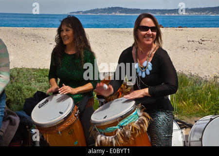 Die SAMBAHEMIANS Trommel Energie in die Menschenmenge am Ende 2014 Big Sur Marathon - BIG SUR, Kalifornien Stockfoto