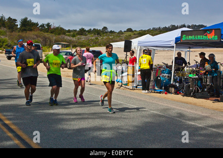 Die SAMBAHEMIANS Trommel Energie in die Menschenmenge am Ende 2014 Big Sur Marathon - BIG SUR, Kalifornien Stockfoto