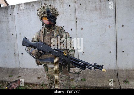 Fast jeder Soldat ist jetzt mit Nachtsicht-Kit ausgestattet. Hier haben wir die Kopf montiert monokulare Nachtsichtgeräte Stockfoto