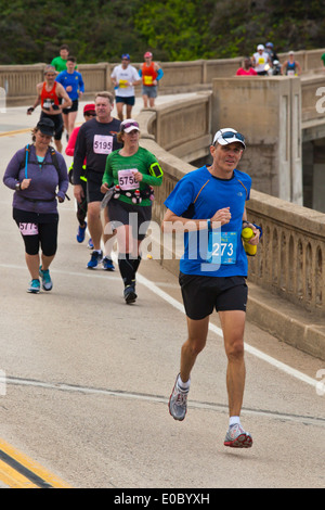 Läufer überqueren Bixby Bridge auf dem Highway 1, der auf halbem Wegpunkt des 2014 Big Sur Marathon - BIG SUR, Kalifornien Stockfoto