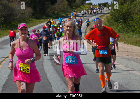 Läufer auf dem Highway 1 zu beteiligen, in 2014 Big Sur Marathon - BIG SUR, Kalifornien Stockfoto