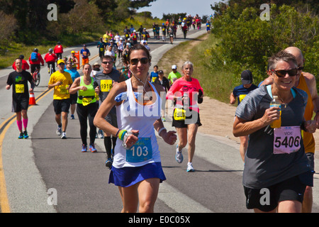 Läufer auf dem Highway 1 zu beteiligen, in 2014 Big Sur Marathon - BIG SUR, Kalifornien Stockfoto