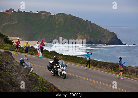 Läufer passieren den Point Sur Leuchtturm während der 2014 Big Sur Marathon - BIG SUR, Kalifornien Stockfoto