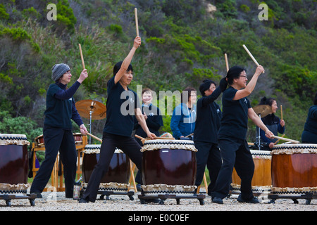 TAIKO-TROMMLER aus Watsonville unterhalten die Teilnehmer des 2014 Big Sur Marathon - BIG SUR, Kalifornien Stockfoto