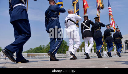 Washington, DC, USA. 8. Mai 2014. Eine Ehrengarde ist während einer Zeremonie zum 69. Jahrestag der Sieg der Alliierten Streitkräfte im zweiten Weltkrieg, in Washington, DC, USA, am 8. Mai 2014 gesehen. Bildnachweis: Yin Bogu/Xinhua/Alamy Live-Nachrichten Stockfoto