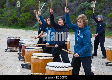 TAIKO-TROMMLER aus Watsonville unterhalten die Teilnehmer des 2014 Big Sur Marathon - BIG SUR, Kalifornien Stockfoto