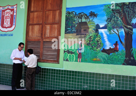 Wand - Sargento Lores Straße in IQUITOS Schule. Abteilung von Loreto. Peru Stockfoto