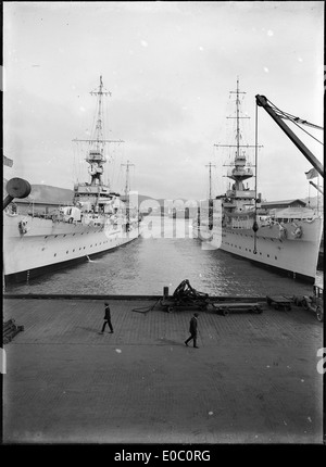 Kriegsschiffe Diomede und Dunedin, Liegeplatz in Wellington, ca. 1928 Stockfoto