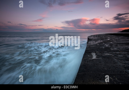 Sonnenuntergang über den Cobb in Lyme Regis, Dorset, England, UK Stockfoto