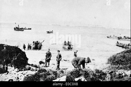 Boote, die Truppen an Land, 25. April 1915 Stockfoto