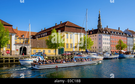 Ein Ausflugsschiff in Christianhavns Canal, Christianshavn, Kopenhagen, Dänemark Stockfoto