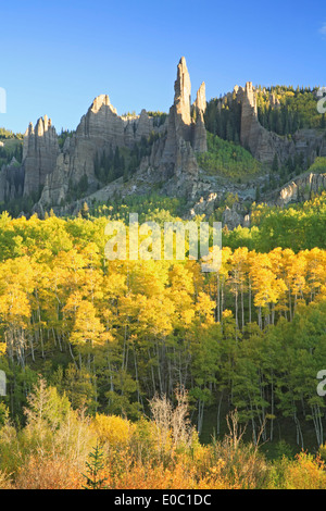 Teil der Schlösser (vulkanische Türme) und Espen im Herbst, West Elk Wilderness Area, Gunnison National Forest, Colorado USA Stockfoto