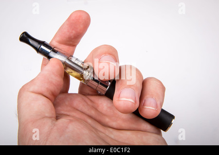 Hand hält eine Verdampfer/e-Zigarette Stockfoto