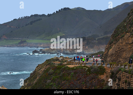 Läufer auf dem Highway 1 zu beteiligen, in 2014 Big Sur Marathon - BIG SUR, Kalifornien Stockfoto