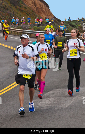 Läufer auf dem Highway 1 zu beteiligen, in 2014 Big Sur Marathon - BIG SUR, Kalifornien Stockfoto