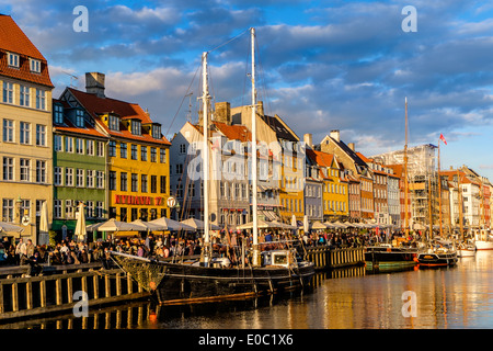 Nyhavn Kanal und Unterhaltung Bezirk, Kopenhagen, Dänemark Stockfoto