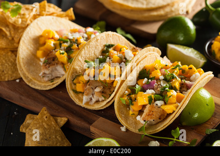 Hausgemachte Baja Fisch Tacos mit Mango-Salsa und Pommes frites Stockfoto
