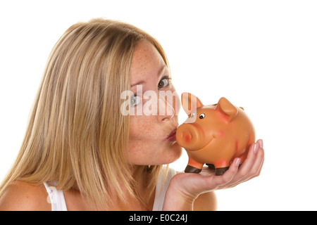 Eine junge Frau spart Geld und Münzen für die Zukunft. Vorsorge und sparen Stockfoto