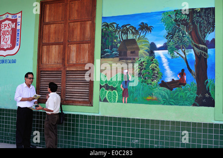 Wand - Sargento Lores Straße in IQUITOS Schule. Abteilung von Loreto. Peru Stockfoto