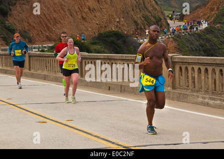 Läufer überqueren Bixby Bridge auf dem Highway 1, der auf halbem Wegpunkt des 2014 Big Sur Marathon - BIG SUR, Kalifornien Stockfoto