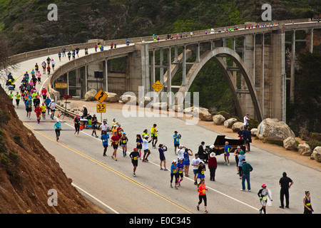 Läufer überqueren Bixby Bridge auf dem Highway 1, der auf halbem Wegpunkt des 2014 Big Sur Marathon - BIG SUR, Kalifornien Stockfoto