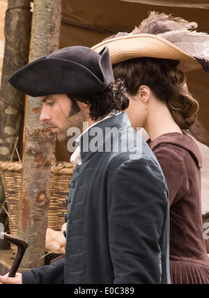 Corsham Wiltshire 6. Mai 2014 Dreharbeiten des BBC-Dramas Poldark vor Ort in Corsham Wiltshire. Die BBC haben diese kleinen Landstadt, deren hit 70er Jahre Drama basierend auf den Werken von Winston Graham remake übernommen. Aidan Turner und Heida Reed Credit: Herr Standfast/Alamy Live-Nachrichten Stockfoto