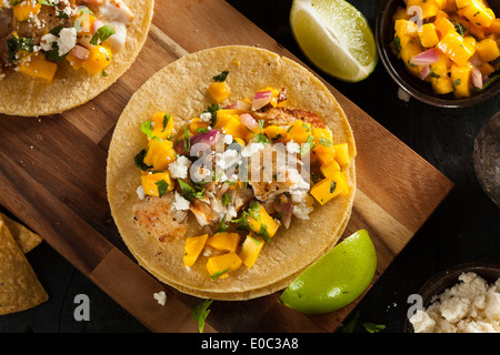 Hausgemachte Baja Fisch Tacos mit Mango-Salsa und Pommes frites Stockfoto