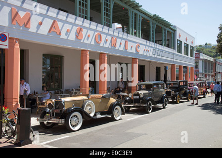 Klassische Oldtimer vor dem Freimaurer-Hotel in der Art-deco-Stadt Napier neue Zealand eine jährliche Veranstaltung lockt Besucher Stockfoto