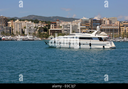 Luxus - Luxus-Motoryacht - Mallorca Palma Paseo Maritimo + Häfen - Palma De Mallorca / Mallorca, Balearen, Spanien. Stockfoto