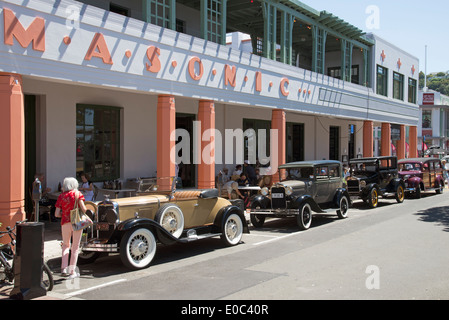 Klassische Oldtimer vor dem Freimaurer-Hotel in der Art-deco-Stadt Napier neue Zealand eine jährliche Veranstaltung lockt Besucher Stockfoto