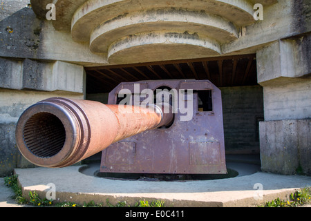 Deutsche 150mm-Waffe an der Longues-sur-Mer Batterie - Teil des D-Day deutschen Verteidigungssystems, Normandie, Frankreich Stockfoto