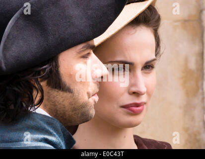 Corsham Wiltshire 6. Mai 2014 Dreharbeiten des BBC-Dramas Poldark vor Ort in Corsham Wiltshire. Die BBC haben diese kleinen Landstadt, deren hit 70er Jahre Drama basierend auf den Werken von Winston Graham remake übernommen. Aidan Turner und Heida Credit: Herr Standfast/Alamy Live-Nachrichten Stockfoto