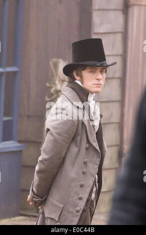 Corsham Wiltshire 6. Mai 2014 Dreharbeiten des BBC-Dramas Poldark vor Ort in Corsham Wiltshire. Schauspieler Jack Farthing The BBC haben diese kleinen Landstadt, deren hit 70er Jahre Drama basierend auf den Werken von Winston Graham remake übernommen. Bildnachweis: Herr Standfast/Alamy Live-Nachrichten Stockfoto