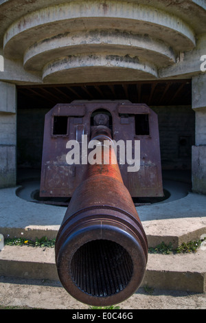 Deutsche 150-mm-Geschütz an der Batterie Longues-Sur-Mer - Bestandteil der d-Day-deutsche defense System, Normandie Frankreich Stockfoto