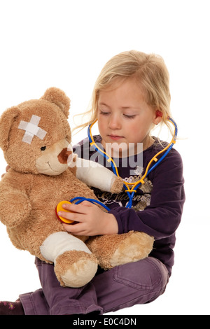 Kind mit Stethoskop als Arzt. Kinderarzt untersucht Patienten, freundlich Mit Stethoskop als Arzt. Kinderarzt Untersucht geduldiges Stockfoto