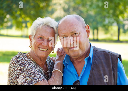 älteres Ehepaar verheiratet Senioren sind in der Liebe. Porträt eines Paares, Aelteres Senioren ueberlegen ist Verliebt. Portraet Eines Paa Stockfoto