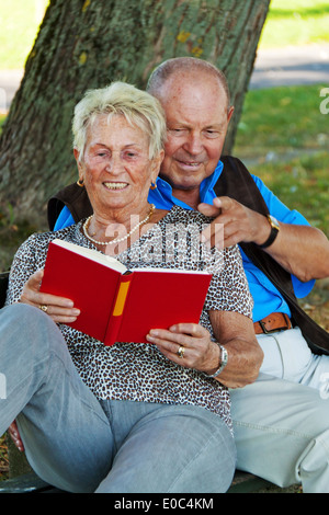 älteres Ehepaar verheiratet Senioren sind in der Liebe. Lesen Sie ein Buch, Aelteres Senioren ueberlegen ist Verliebt. Lesen Ein Buch Stockfoto