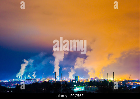 Österreich Linz Oberösterreich Fabrikschornsteinen Kamin Schornstein Schornsteine Fabrikschornsteinen Rauchabzug Gase co2 Themen Luft pol Stockfoto