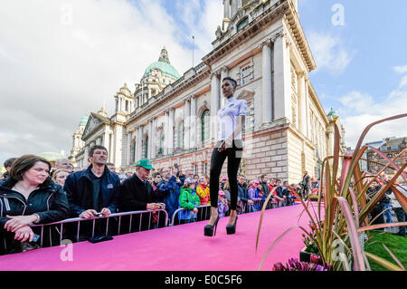 Belfast, Nordirland Irealand, 8. Mai 2014 - ein Modell zeigt die Maglia Bianca (Weiße Trikot), durch den Führer der Junior Kategorie getragen, bei der Vorstellung des Giro d'Italia Credit: Stephen Barnes/Alamy leben Nachrichten Stockfoto