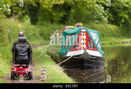 Mann auf einem Elektromobil auf der Staffordshire und Canal Worcester, England, UK Stockfoto