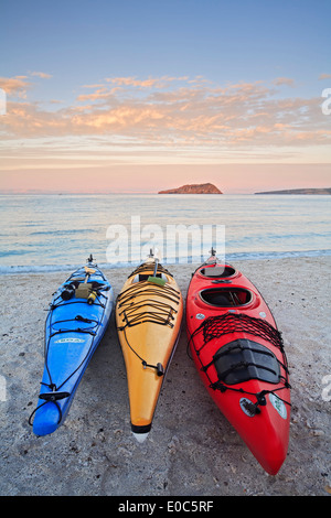 Kajaks am Strand, Insel Espiritu Santo, Sea of Cortez, in der Nähe von La Paz, Baja California Sur, Mexiko Stockfoto