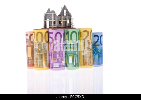 Eine Menge von Euro Banknoten mit Shell-Haus, Viele Euro-Geldscheine Mit Rohbau Haus Stockfoto