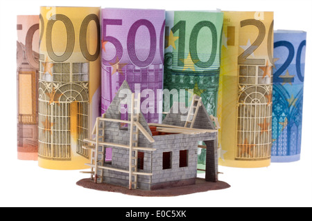 Eine Menge von Euro Banknoten mit Shell-Haus, Viele Euro-Geldscheine Mit Rohbau Haus Stockfoto